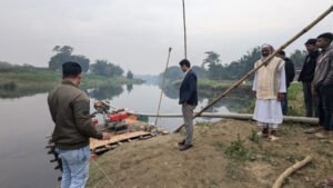 অবৈধভাবে বালু উত্তোলন, প্রশাসনের অভিযানে ড্রেজার মেশিন জব্দ