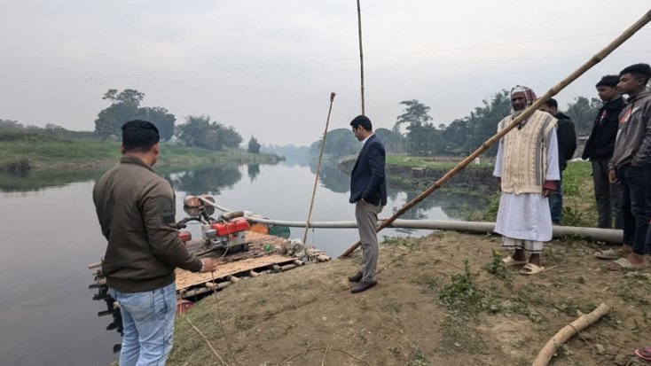 অবৈধভাবে বালু উত্তোলন, প্রশাসনের অভিযানে ড্রেজার মেশিন জব্দ