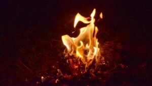 আ.লীগ নেতার বাড়িতে আগুন