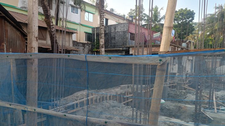 আইন না মেনে অবৈধভাবে ভবন নির্মাণ
