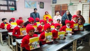 আনুষ্ঠানিকতা ছাড়াই শিক্ষার্থীদের হাতে নতুন বই