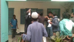 ঘুষ নিয়ে সরকারি কর্মকর্তার সঙ্গে মারামারি