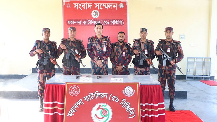 চাঁপাইনবাবগঞ্জ সীমান্তে আগ্নেয়াস্ত্র-গুলি জব্দ