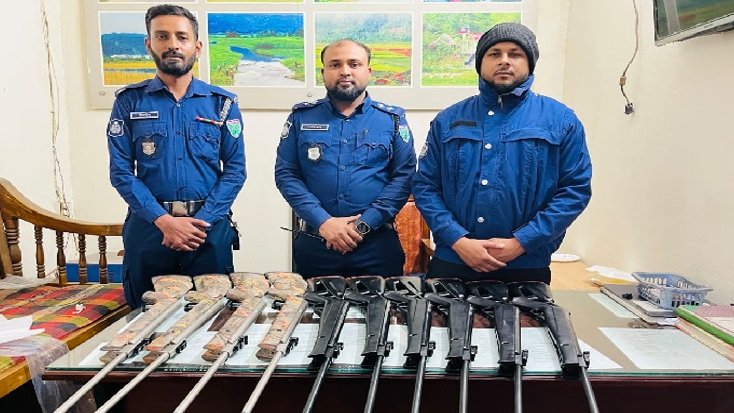 চেকপোস্টে ধরা পড়ল ১০টি আগ্নেয়াস্ত্র