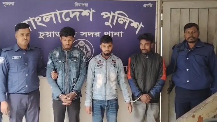 চেকপোস্টে পুলিশ সদস্যদের হুমকি