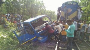 ট্রেন-পিকআপ সংঘর্ষ, নিহত ৩ জন