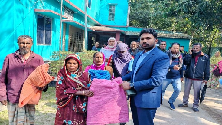 ডুমুরিয়ায় শীতার্ত মানুষের মাঝে কম্বল বিতরণ