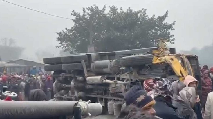 নিয়ন্ত্রণ হারিয়ে বাজারে বালুর ট্রাক