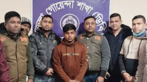 পুলিশের অভিযানে ককটেল হামলা