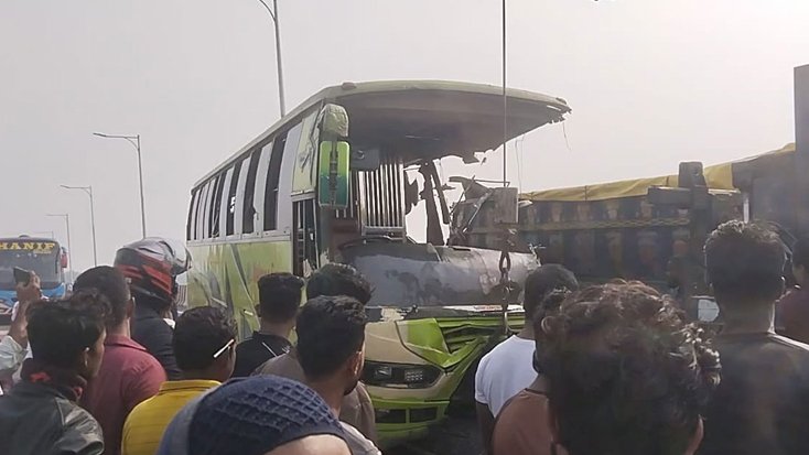 বাস-ট্রাক সংঘর্ষে হেলপার নিহত, আহত ৮