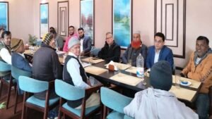 ভোটারদের সাথে স্বতন্ত্রপ্রার্থী আনোয়ার হোসেনের মত-বিনিময়