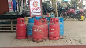 রামগড়ে গ্যাস সংকটে জনভোগান্তি