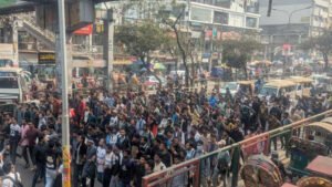 সায়েন্সল্যাবে শিক্ষার্থীদের সড়ক অবরোধ, যান চলাচল বন্ধ আজও