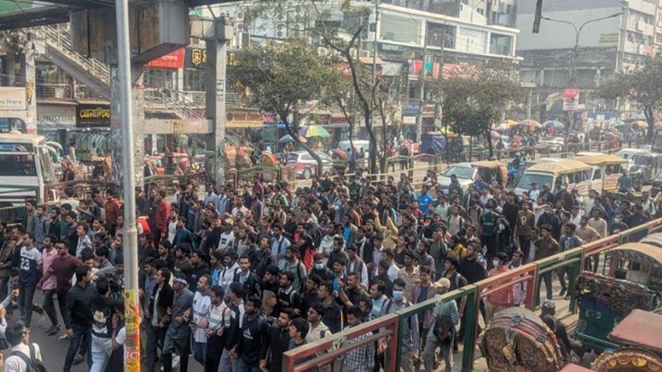 সায়েন্সল্যাবে শিক্ষার্থীদের সড়ক অবরোধ, যান চলাচল বন্ধ আজও