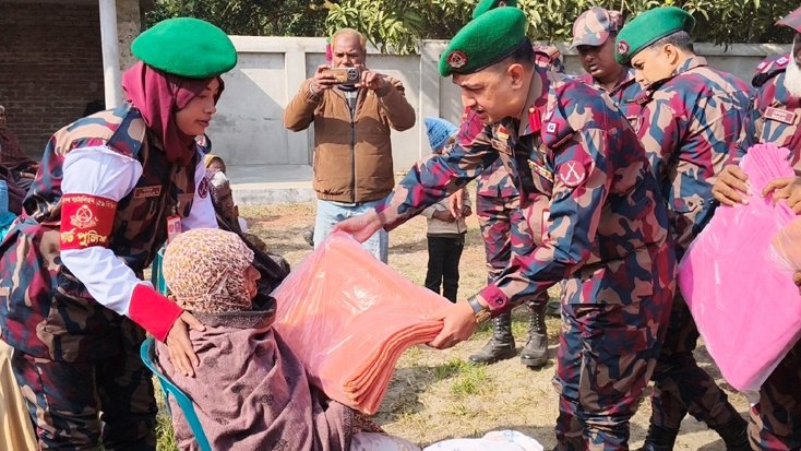 সীমান্তবর্তী পরিবারদের মাঝে বিজিবির শীতবস্ত্র বিতরণ