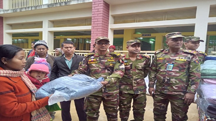 সেনাবাহিনীর উদ্যোগে অসহায় মানুষের মাঝে কম্বল বিতরণ