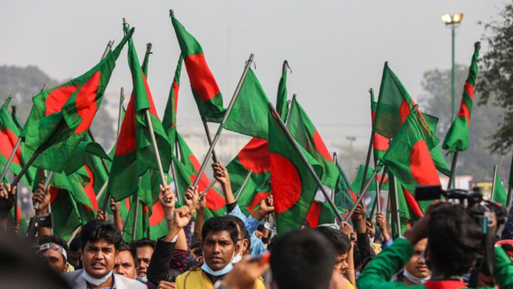 বিশেষ সংবাদ: উত্তাল উত্তরণ ও নতুন চ্যালেঞ্জের মুখে বাংলাদেশ