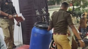 ডাক্তারি পড়তে চাপ দেওয়ায় বাবাকে খুন করে ড্রামে ভরল ছেলে