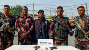 দৌলতপুর সীমান্তে অস্ত্র-গুলিসহ চোরাকারবারী আটক