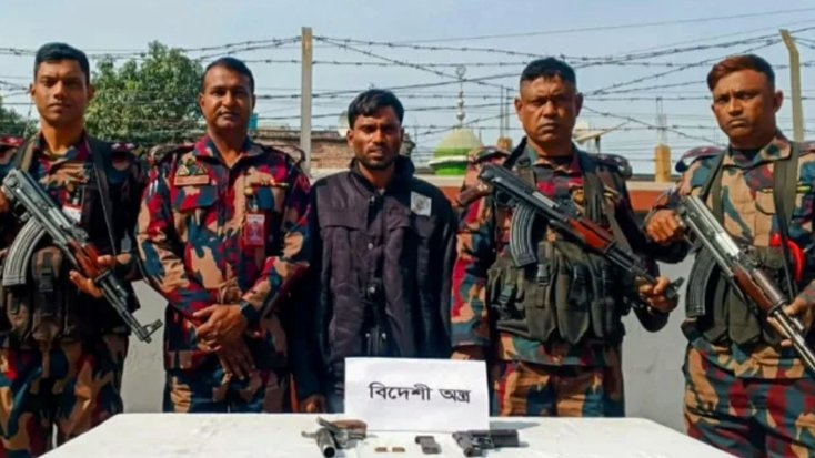 দৌলতপুর সীমান্তে অস্ত্র-গুলিসহ চোরাকারবারী আটক