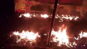 পুড়িয়ে দেওয়া হলো মধ্যরাতে ভিপি নুরের অস্থায়ী নির্বাচনি কার্যালয়