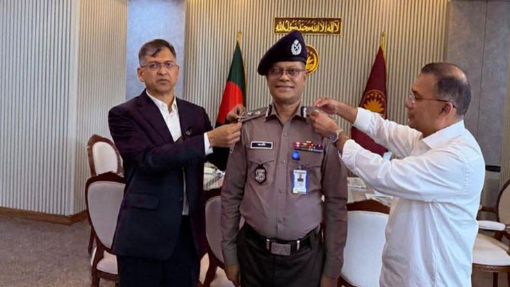 নতুন আইজিপিকে র‍্যাংক ব্যাজ পরিয়ে দিলেন প্রধানমন্ত্রী