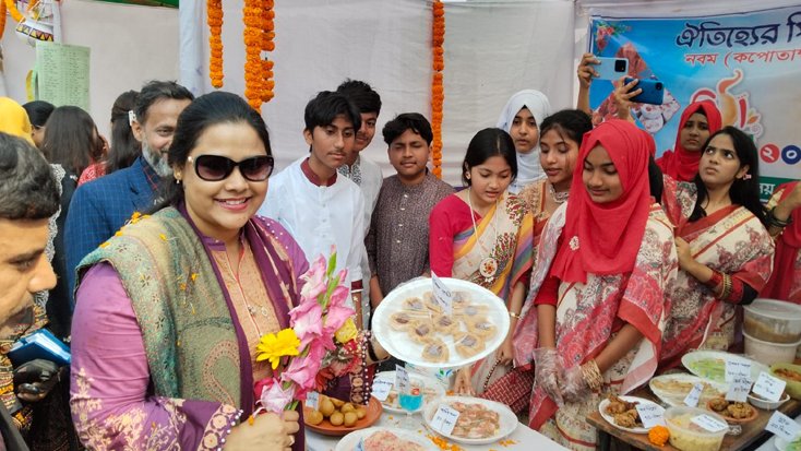 চাঁপাইনবাবঞ্জে কালেক্টর গ্রিন ভিউ উচ্চ বিদ্যালয়ে পিঠা উৎসব