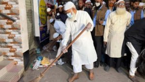 ঝাড়ু হাতে রাস্তা পরিষ্কারে জামায়াত আমির