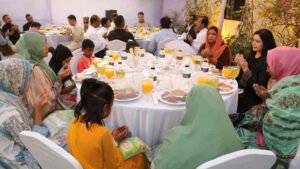 ডা. জুবাইদা রহমানর উদ্যোগে সুবিধাবঞ্চিতদের ইফতার