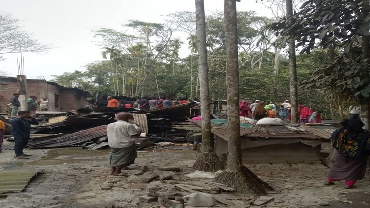 পটুয়াখালীর মির্জাগঞ্জে আগুনে পুড়ে নিঃস্ব ০৩ টি পরিবার