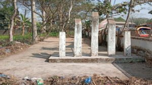 বরগুনার গৌরীচন্নায় বাউন্ডারির ভিতরে আটকে পড়েছে শহীদ মিনারে শ্রদ্ধা