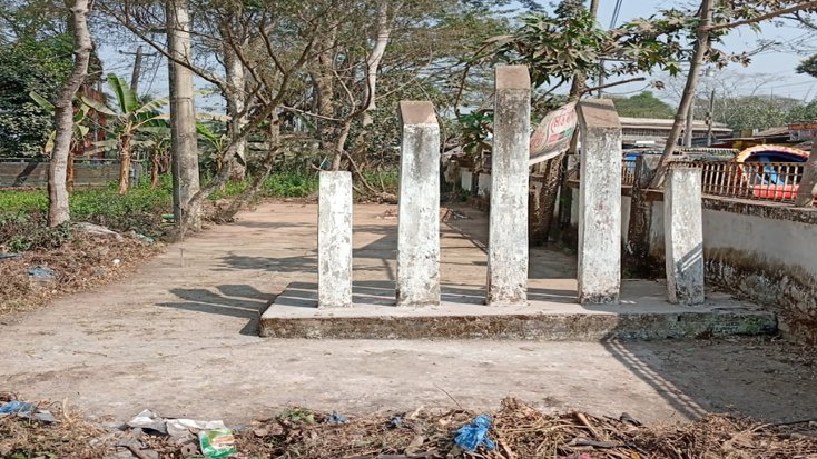 বরগুনার গৌরীচন্নায় বাউন্ডারির ভিতরে আটকে পড়েছে শহীদ মিনারে শ্রদ্ধা