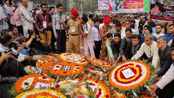 ভাষা শহীদদের প্রতি শ্রদ্ধা জানাতে শহীদ মিনারে মানুষের ঢল