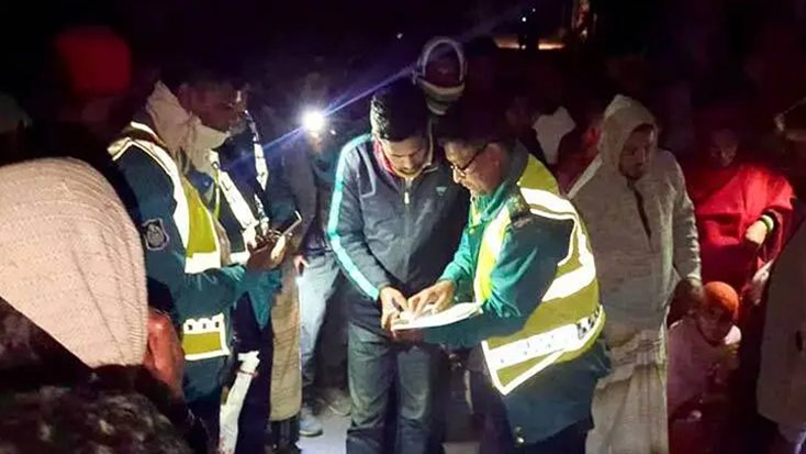 মাকে কুপিয়ে হত্যার পর রাস্তায় ফেলে গেল ছেলে