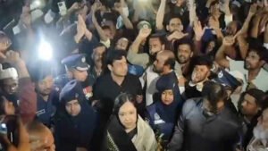 শহীদ মিনারে বাধার মুখে রুমিন ফারহানা