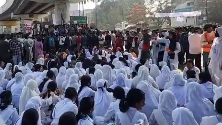 সাতরাস্তা মোড়ে শিক্ষার্থীদের অবরোধ