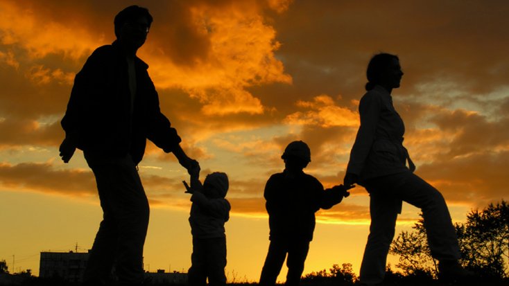 টাকায় কি মাপা হয় সন্তানের ভালোবাসা? বাবা-মায়ের পক্ষপাতিত্ব ও সামাজিক অবক্ষয়