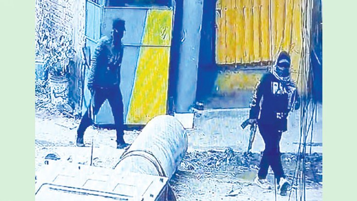 কোটি টাকা চাঁদা না পেয়ে পুলিশি পাহারায় থাকা ব্যবসায়ীর বাসায় মুহুর্মুহু গুলি