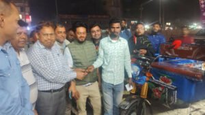 এক অটোরিকশায় ফিরল একটি পরিবারের সচ্ছলতা