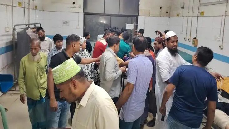 বাগেরহাটে সড়ক দুর্ঘটনায় নিহত ১৩