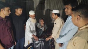 অসহায় সাহেরা বানুর পাশে মেয়রপ্রার্থী বাচ্চু