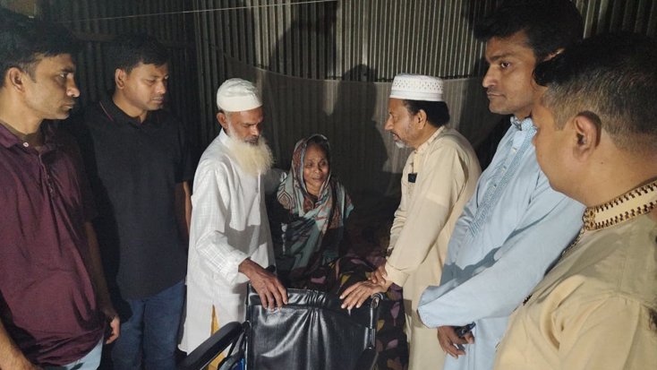 অসহায় সাহেরা বানুর পাশে মেয়রপ্রার্থী বাচ্চু