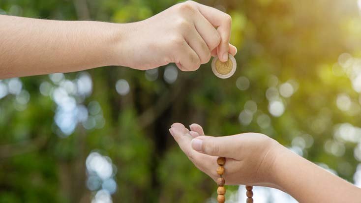 আপন ভাই-বোনকে যাকাতের টাকা দেয়া যাবে কি