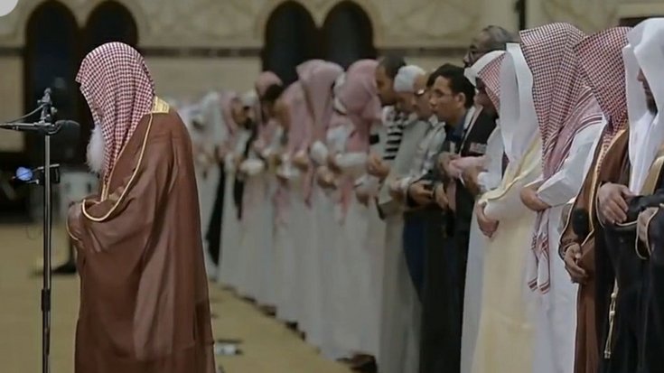 ইমামের পেছনে নামাজ পড়লে কি কোনো সুরা পড়তে হবে