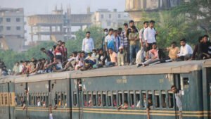 ঈদ শেষে রাজধানীমুখী মানুষের ঢল