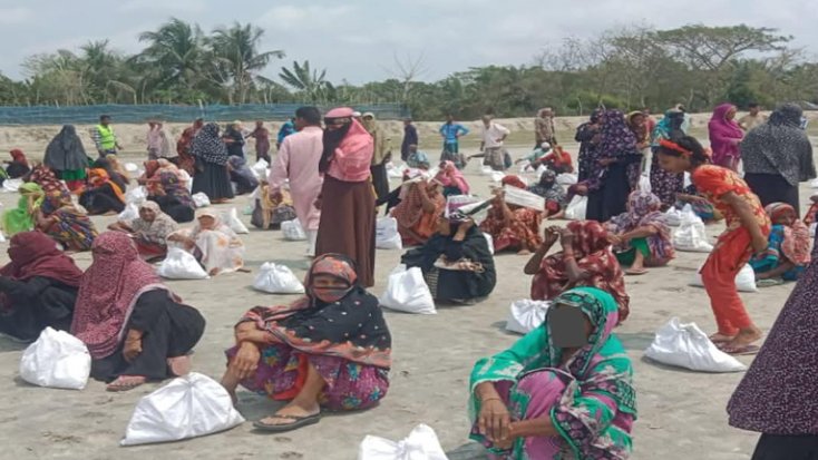 কয়রায় বাঘ-বিধবা ও অসহায়দের মাঝে উপহার সামগ্রী বিতরণ