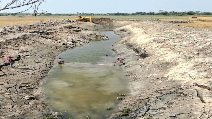 কৃষি ও মৎস্য খাতের উন্নয়নে দাকোপে পুরোদমে চলছে খাল খনন