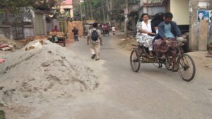 খুলনা নগরীতে ধুলোর রাজত্ব যত্রতত্র বালু-মাটিতে বিপন্ন জনজীবন