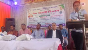 খুলনা মফস্বল প্রেসক্লাবের উদ্যোগে অসহায় মানুষের মাঝে ঈদ সামগ্রী বিতরণ