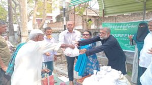 খুলনায় অসহায় পরিবারের মাঝে ঈদ উপহার বিতরণ